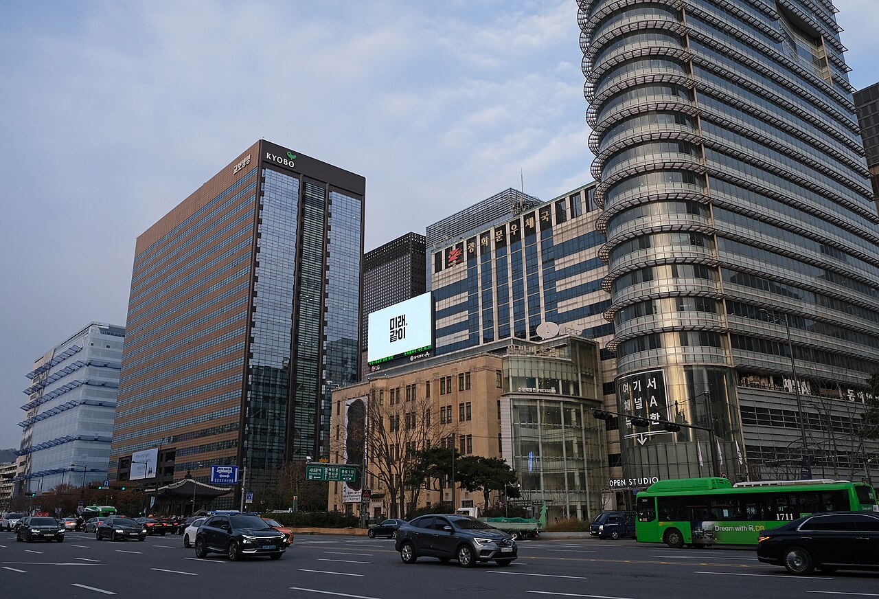 2022년 광화문광장 주변 건물과 거리 풍경