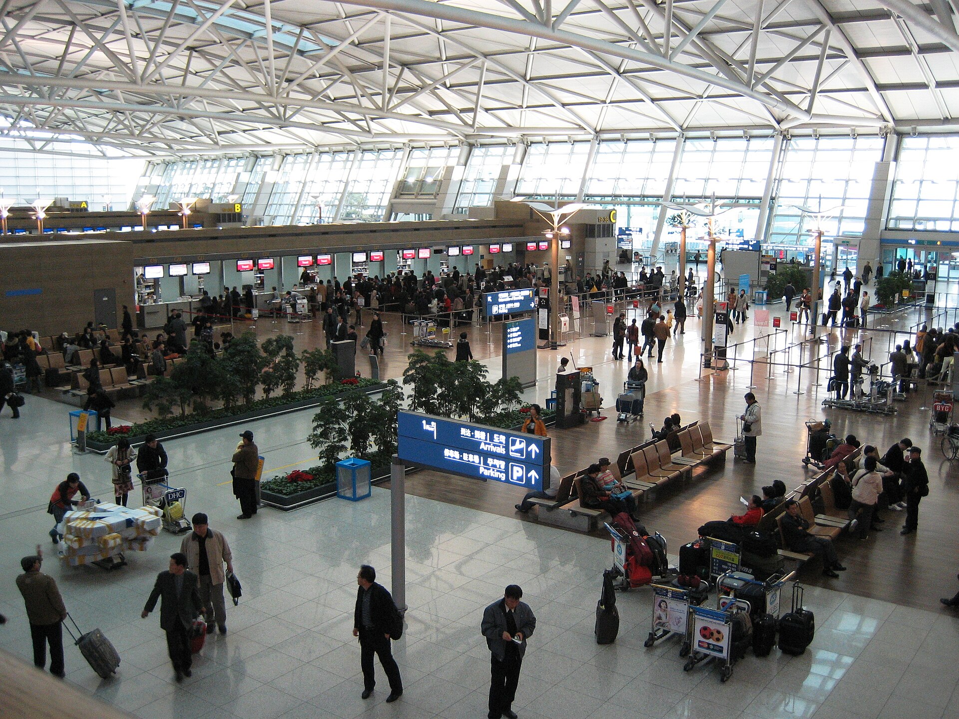 인천국제공항 출국장 체크인 카운터와 대기 공간