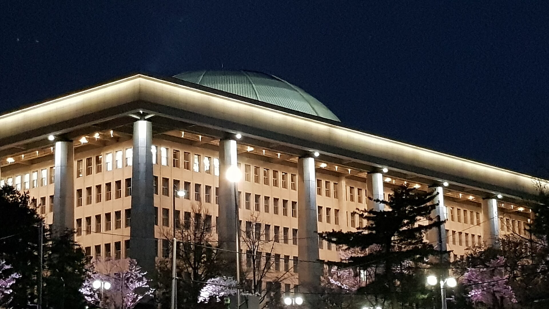 밤에 조명이 켜진 대한민국 국회의사당