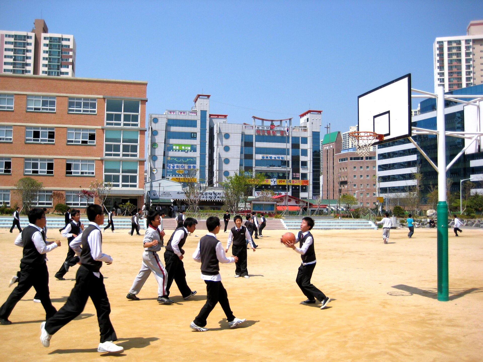 교복을 입은 학생들이 운동장에서 농구하는 부산의 한 중학교 자료사진