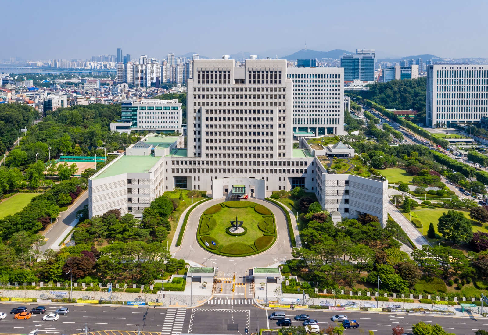 서울 서초구 대법원 청사와 정문, 앞 도로를 위에서 바라본 자료사진