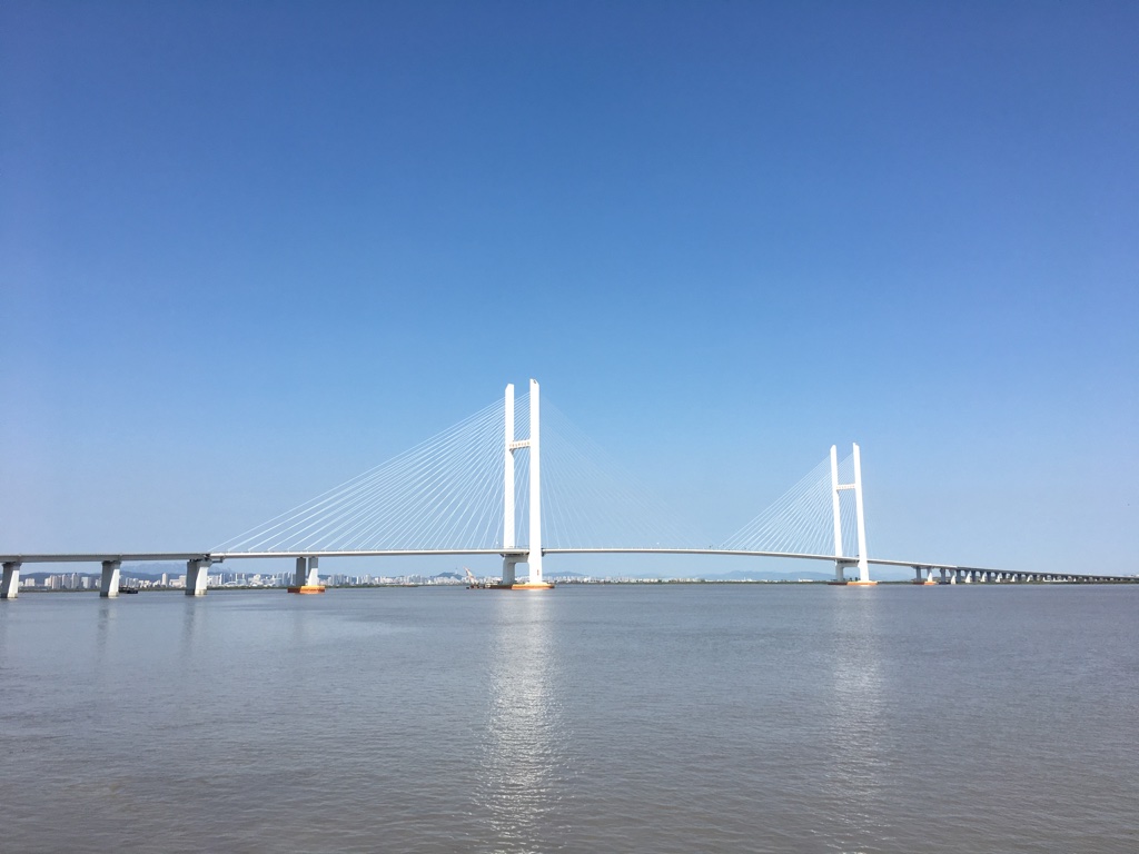 압록강을 가로지르는 흰 주탑의 신압록강대교 자료사진